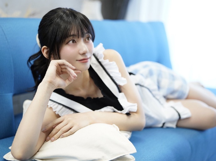 濑户环奈单挑吉泽明步，现象级新人仅五部作品就要挑战销量女王